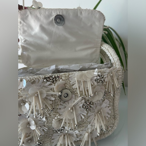 Viral handmade in India floral silver & white beaded flap handle bag - Picture 3 of 6